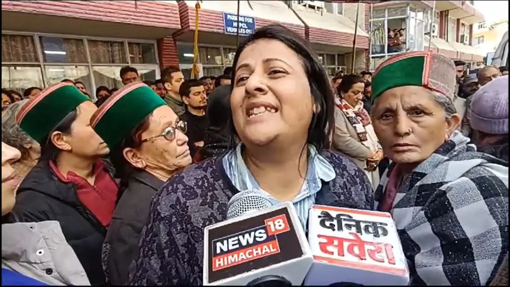 विमल नेगी की मौत पर परिजनों का HPPCL ऑफिस के बाहर प्रदर्शन, CBI जांच की मांग Vimal Negi news 2