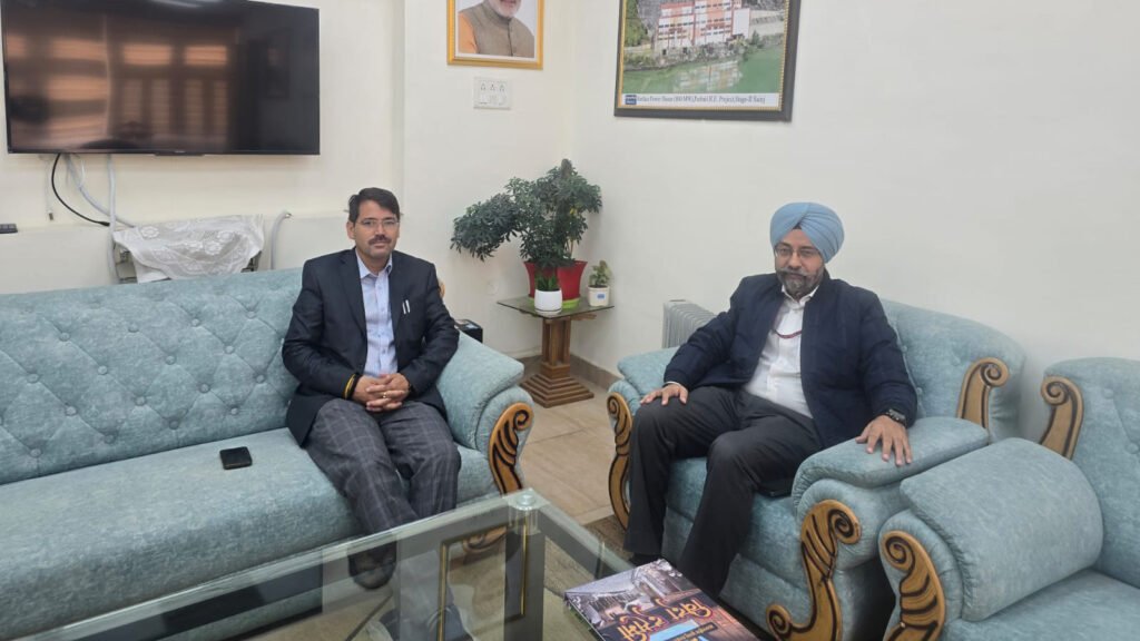 झनियार गाँव आग हादसा: एनएचपीसी देगी प्रभावित परिवारों को राहत, विधायक शौरी ने बढ़ाया पुनर्वास का भरोसा Jhaniyar Village Surinder Shouri