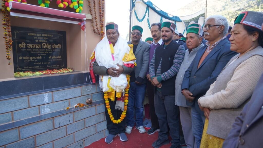 राजस्व मंत्री जगत सिंह नेगी ने भावानगर में 16.50 लाख रुपये की लागत से निर्मित मुख्य द्वार का किया उद्घाटन 1 bhawanagar gate inauguration kinnaur jagat singh negi1