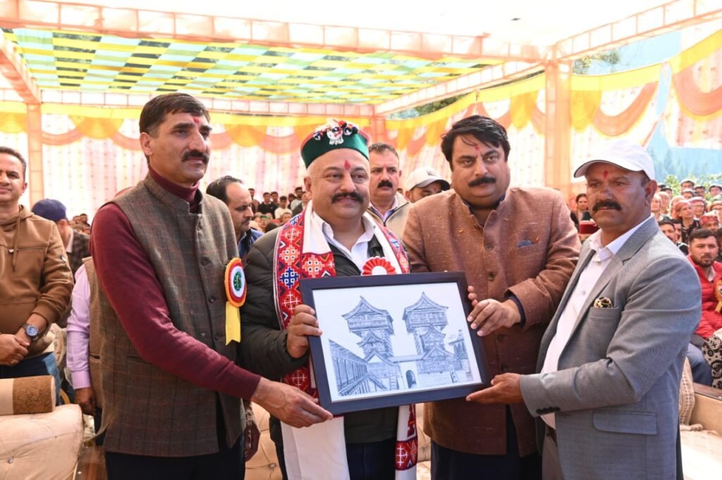 Shimla - खद्दर स्कूल में शिक्षा मंत्री Rohit Thakur ने किया मेधावी छात्रों का सम्मान, भवन निर्माण के लिए 30 लाख स्वीकृत 1 hp-education-minister-honors-young-achievers