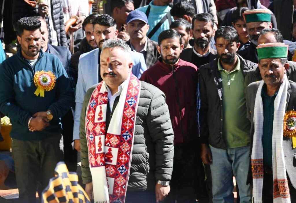 Shimla - खद्दर स्कूल में शिक्षा मंत्री Rohit Thakur ने किया मेधावी छात्रों का सम्मान, भवन निर्माण के लिए 30 लाख स्वीकृत 3 hp education minister honors young achievers3