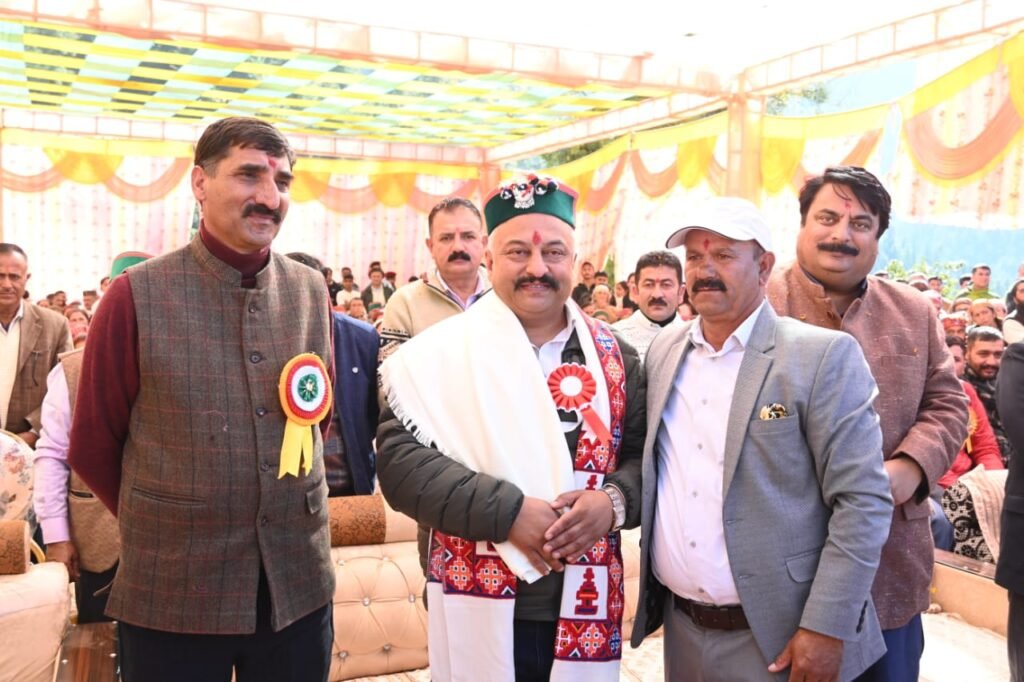 Shimla - खद्दर स्कूल में शिक्षा मंत्री Rohit Thakur ने किया मेधावी छात्रों का सम्मान, भवन निर्माण के लिए 30 लाख स्वीकृत 4 hp education minister honors young achievers4