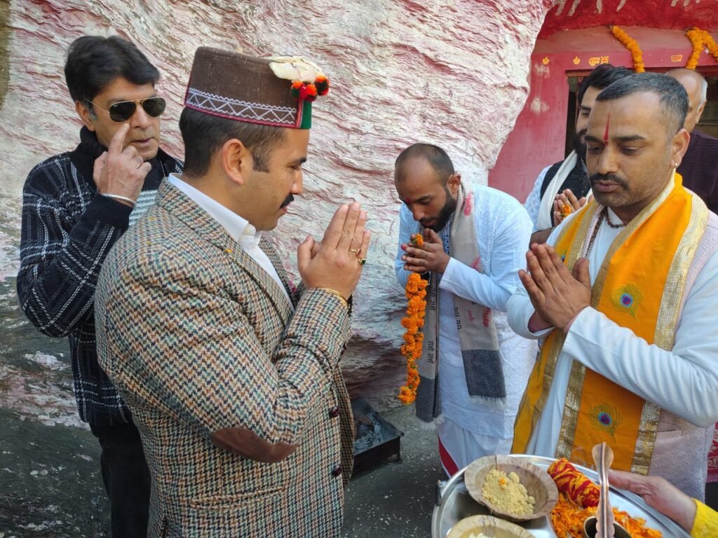 श्री सर्वोत्तम शक्तिपीठ क्षेत्र के समग्र विकास के लिए तैयार होगा रोडमैप – विक्रमादित्य सिंह 2 vikramaditya in temple2