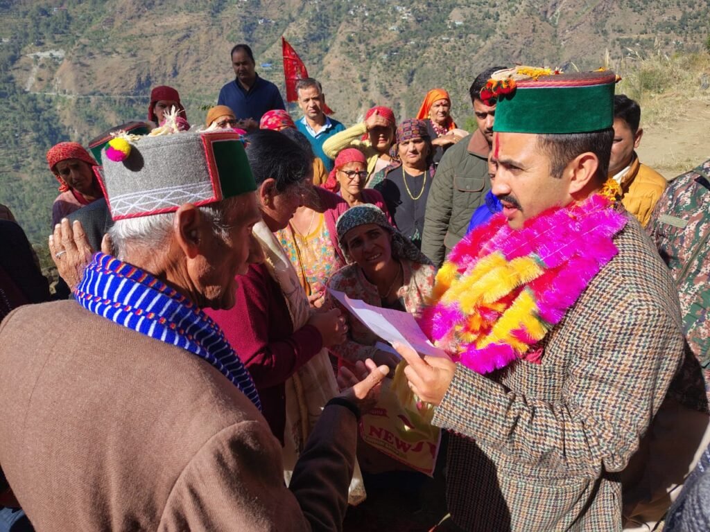 श्री सर्वोत्तम शक्तिपीठ क्षेत्र के समग्र विकास के लिए तैयार होगा रोडमैप – विक्रमादित्य सिंह 4 vikramaditya in temple4