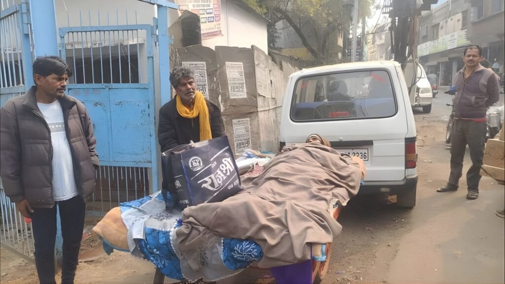 MP में इंसानियत शर्मसार: एंबुलेंस नहीं मिली तो ठेले पर पत्नी को ले गया बुजुर्ग, इलाज से पहले ही टूट गई सांस MP में इंसानियत शर्मसार: एंबुलेंस नहीं मिली तो ठेले पर पत्नी को ले गया बुजुर्ग, इलाज से पहले ही टूट गई सांस