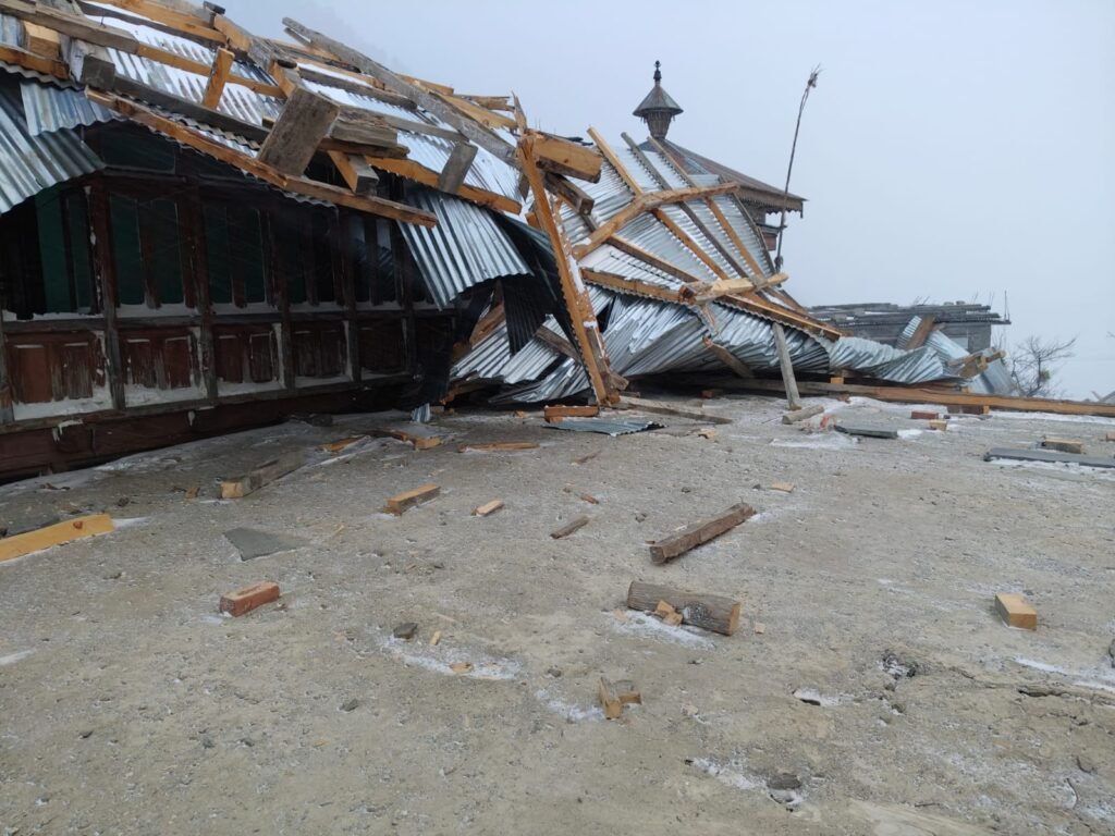 किन्नौर में बर्फबारी: बागवान खुश, सेब की बंपर फसल की उम्मीद किन्नौर में बर्फबारी: बागवान खुश, सेब की बंपर फसल की उम्मीद