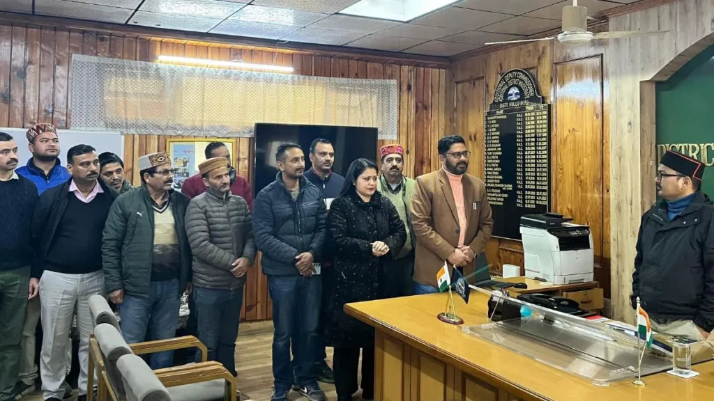 कुल्लू: पटवारी से मारपीट पर भड़के कर्मचारी, 'कलम छोड़ हड़ताल' से कामकाज ठप