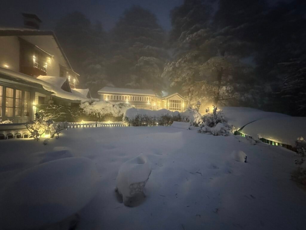 हिमाचल में सीजन की पहली बर्फबारी: होली लॉज हुआ गुलजार