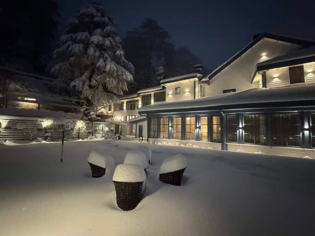 हिमाचल में सीजन की पहली बर्फबारी: होली लॉज हुआ गुलजार