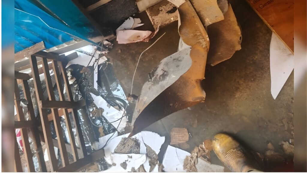 दिल्ली: आग बुझाते समय फटा सिलेंडर, 13 लोग झुलसे दिल्ली: आग बुझाते समय फटा सिलेंडर, 13 लोग झुलसे