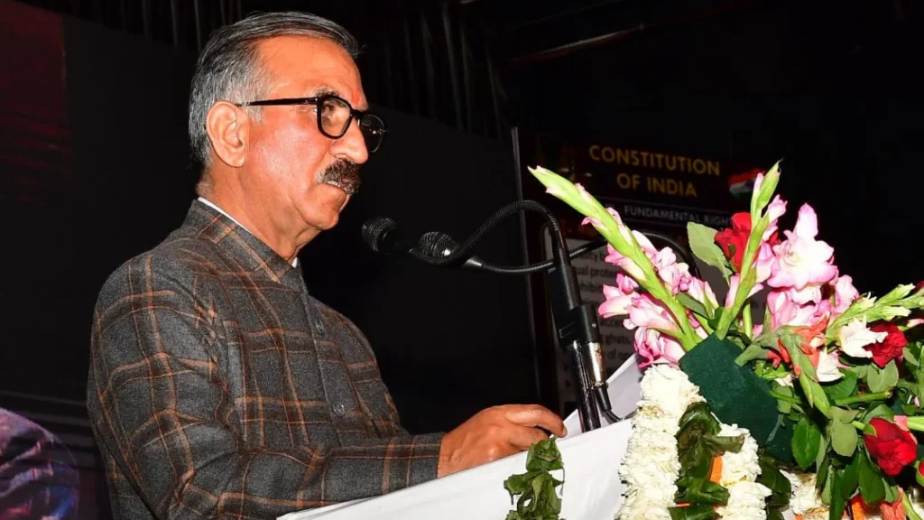 मंडी में न्यायिक परिसर की आधारशिला कार्यक्रम में मंच पर CM सुखविंदर सिंह सुक्खू और पास में बैठे CJI सूर्य कांत।