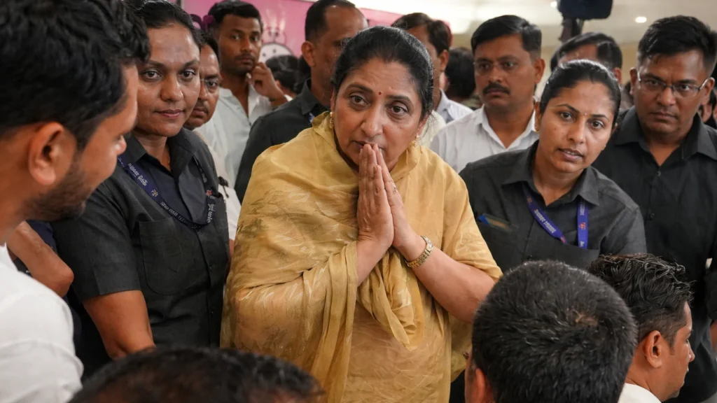 महाराष्ट्र में महिलाओं के लिए ‘कम अर्ली, गो अर्ली’ योजना सुनेत्रा पवार मुंबई में महिलाओं के लिए कम अर्ली गो अर्ली योजना पर लोगों से बातचीत करते हुए